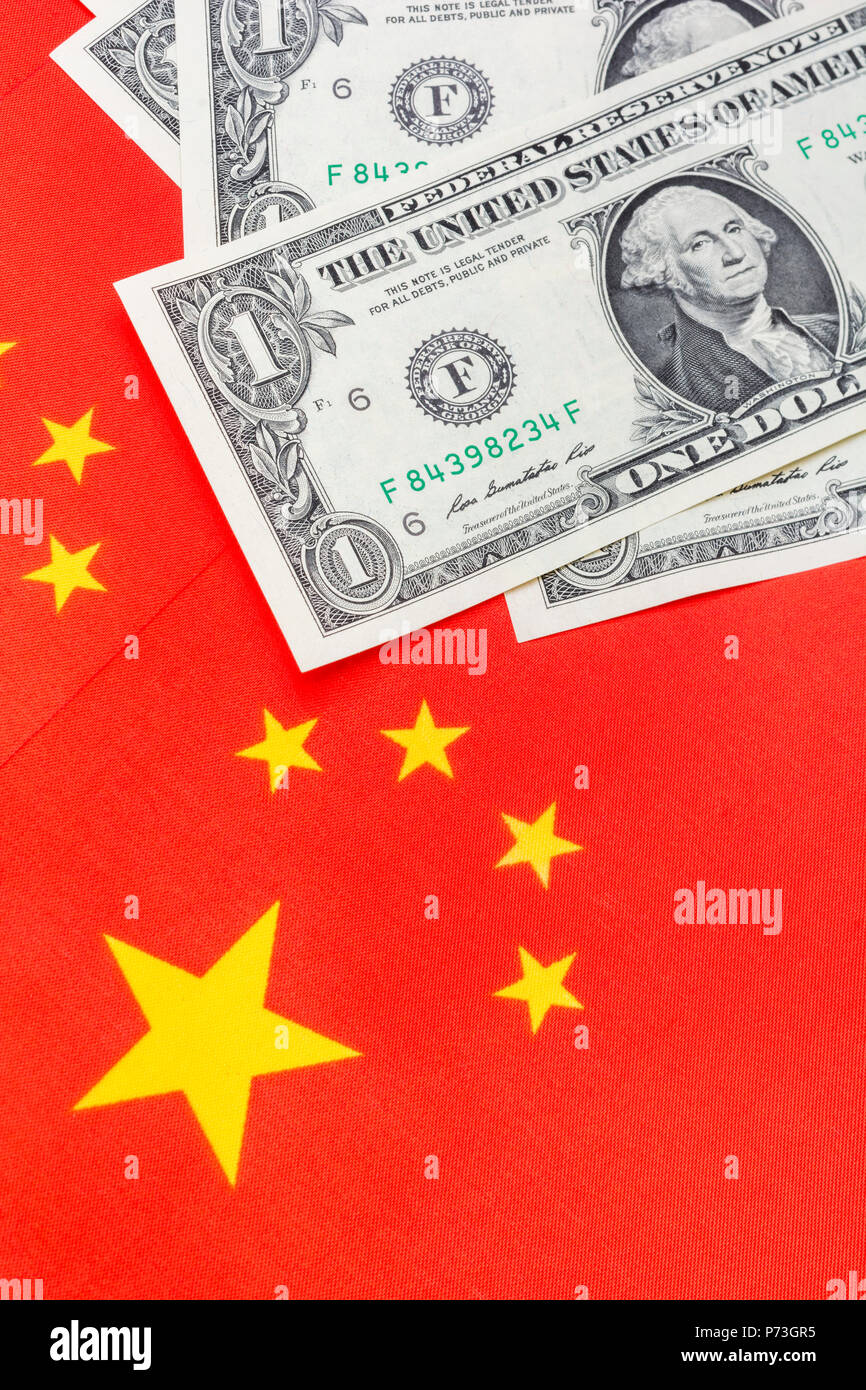 Chinesische Fahne + USA 1 Dollar Banknoten Banknoten. Metapher US-China trade Krieg & Chinesische Zölle auf Einfuhren von Sojabohnen, Trumpf Stahltarife, Handel Krieg China. Stockfoto