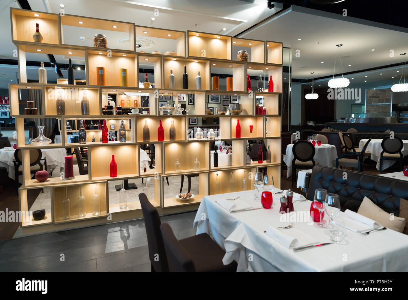Restaurant Holzregal Trennwand mit farbigen Dekoration Stockfotografie -  Alamy