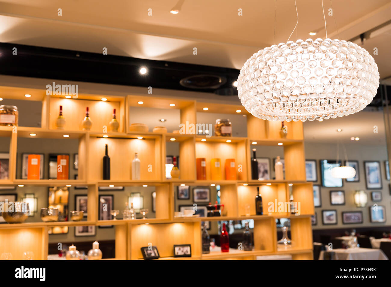 Hell beleuchtete runde Deckenleuchten im Restaurant mit unscharfen Hintergrund Stockfoto