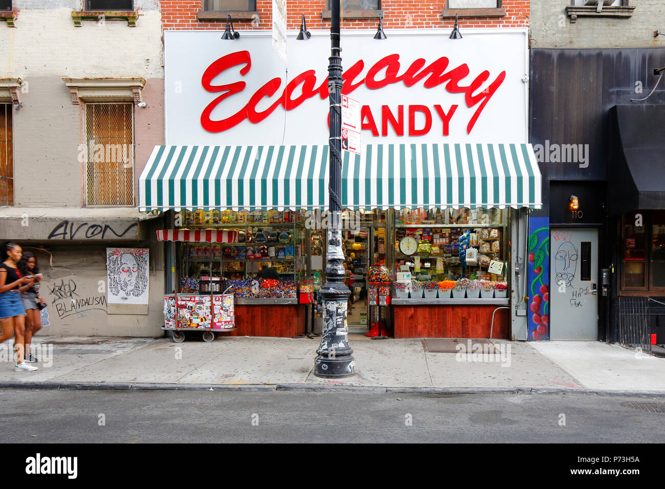 Wirtschaft Candy, 108 Rivington Street, New York, NY. aussen Storefront eines altmodischen Candy Store in der Lower East Side von Manhattan. Stockfoto