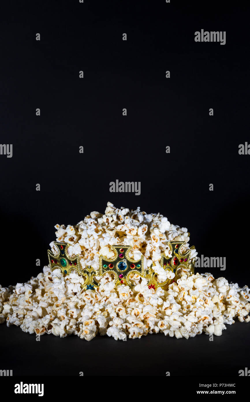 Popcorn und König Krone auf einem schwarzen Hintergrund Stockfoto