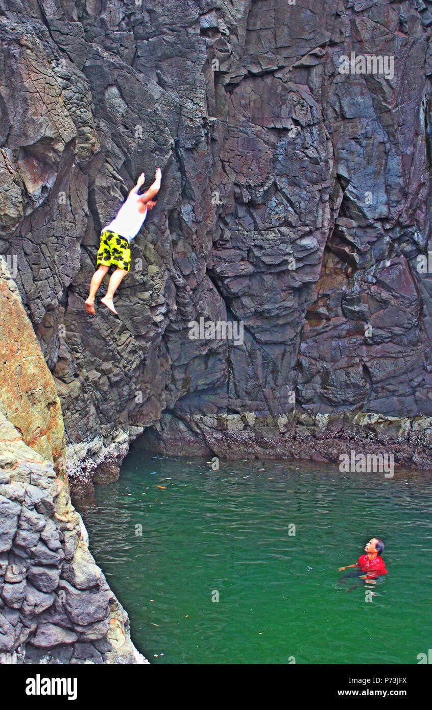 Fischer Männer arbeiten neben dem Meer bei Bataan, Philippinen. Januar 2018. Stockfoto