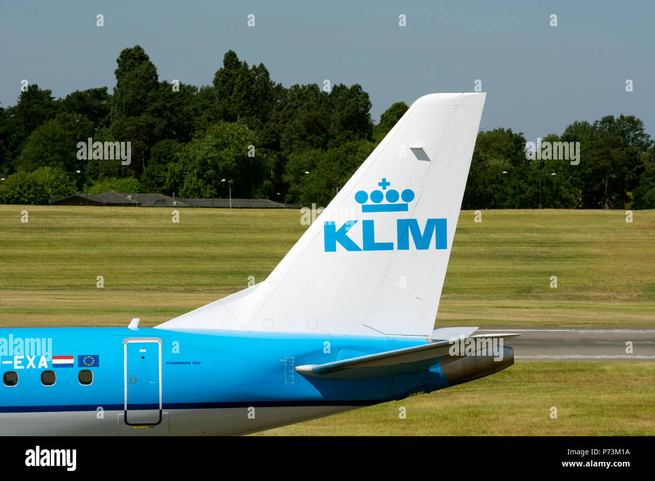 KLM Cityhopper Embraer 190 Schwanz am Flughafen Birmingham, UK (PH-EXA) Stockfoto