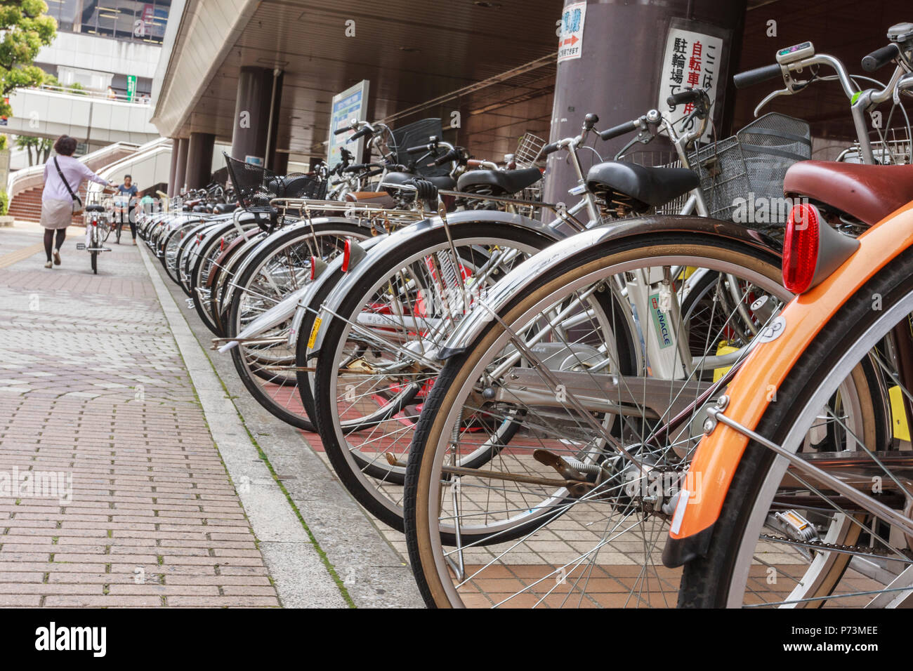 Eine lange Linie der geparkten urban Fahrräder in Regalen, Omiya, Japan Stockfoto