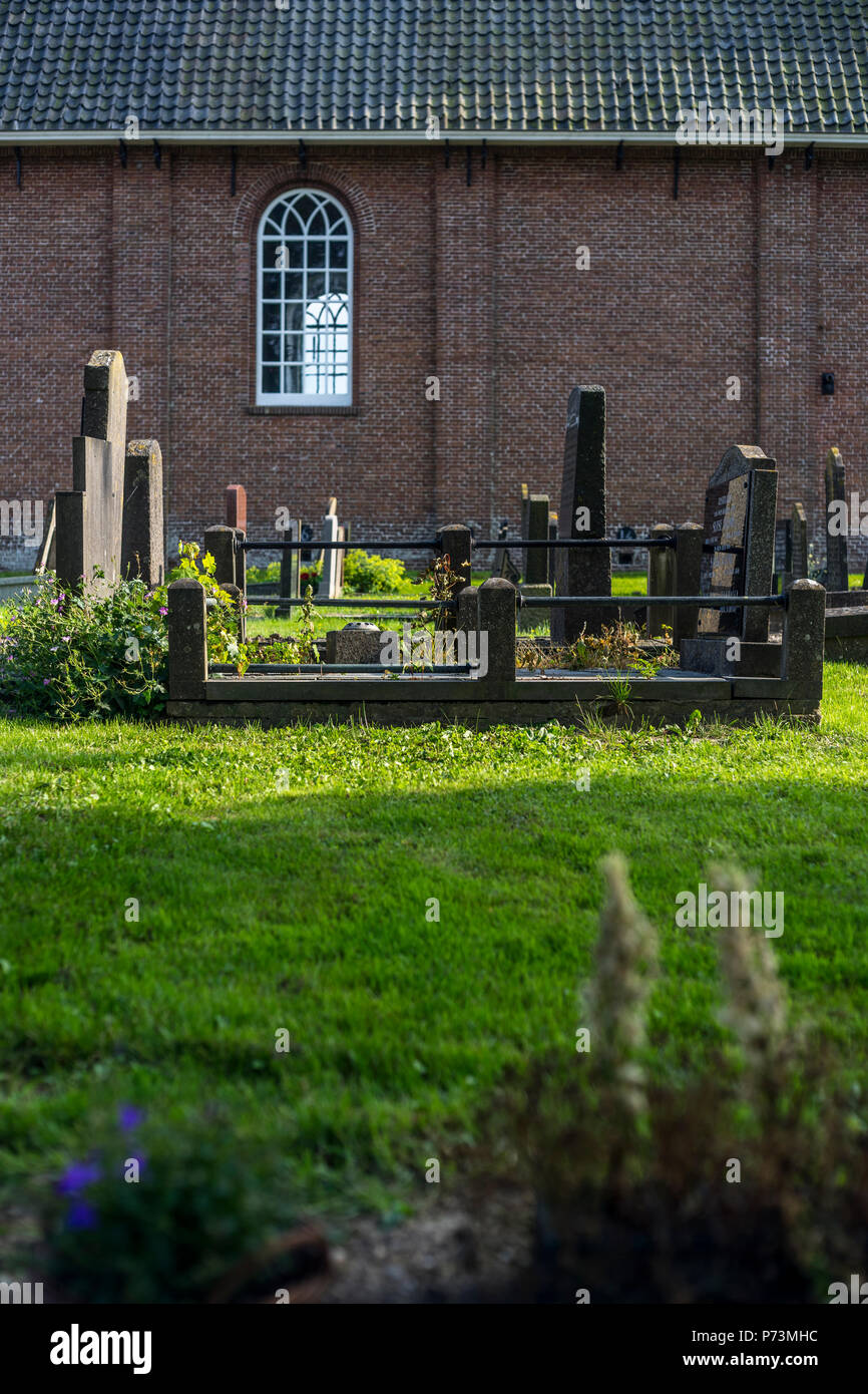 Die Kirche und den Friedhof von lekkum sind auf einem Hügel platziert, die Niederlande 2018. Stockfoto