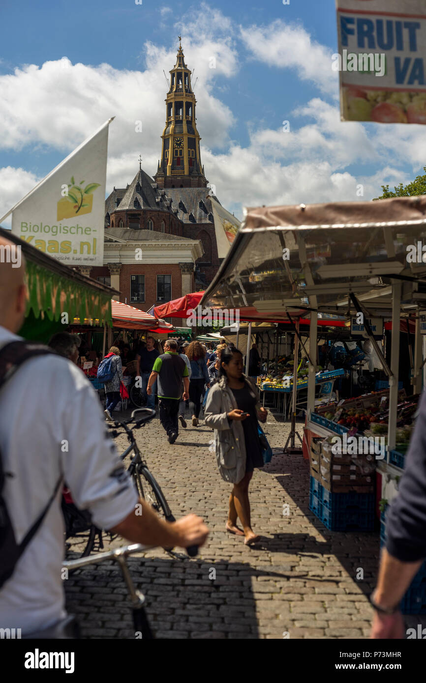 Der Markt am Vismarkt im Zentrum der Stadt Groningen mit im Hintergrund der Aa-Kerk, eines der Wahrzeichen der Stadt, die Niederlande 2018. Stockfoto