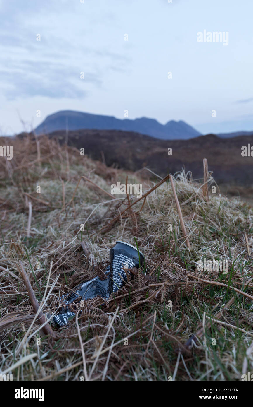 Weggeworfene Getränke können neben der Straße in den schottischen Highlands Stockfoto