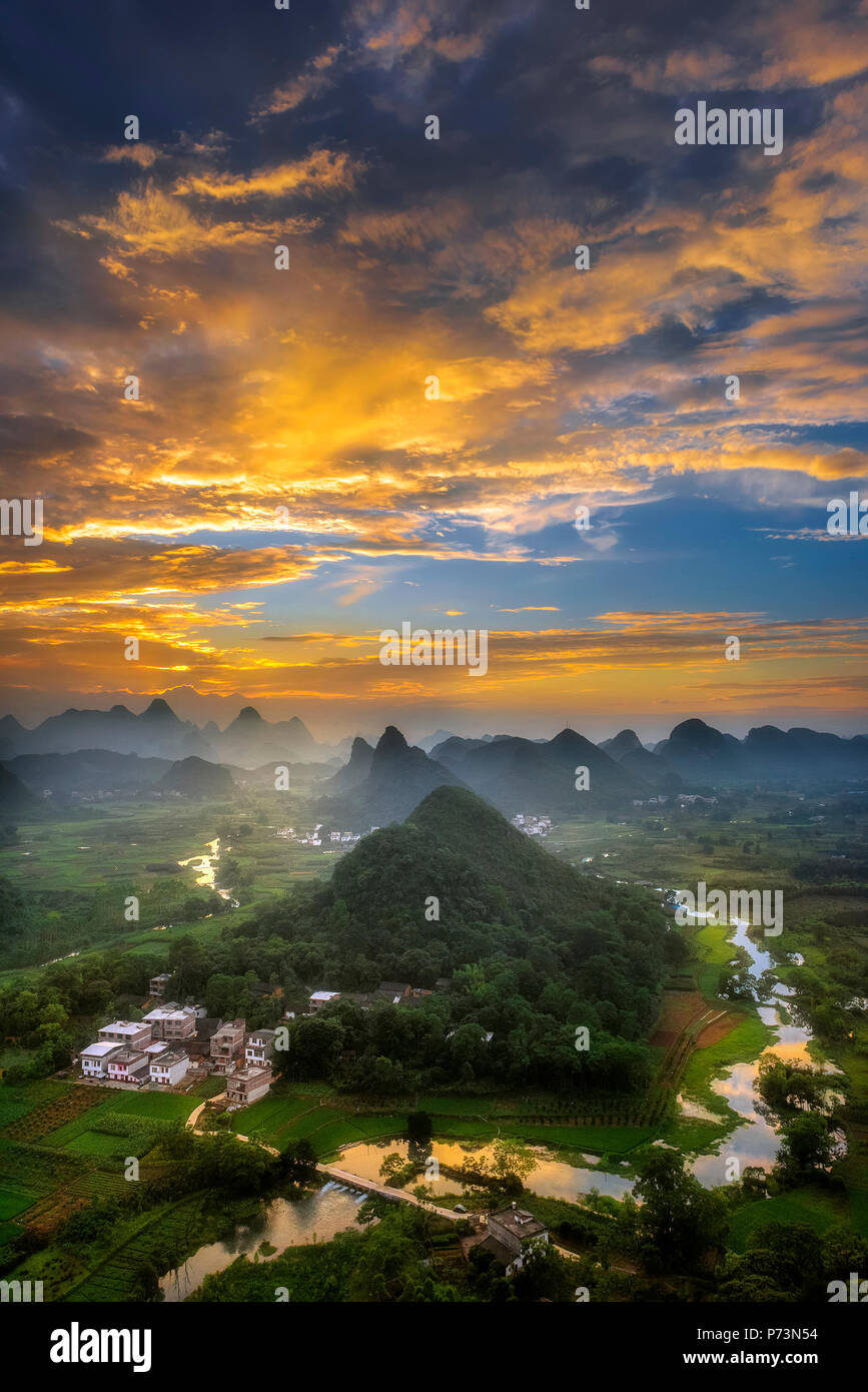 Sonnenuntergang hinter Karstgebirge, Cuiping, Yangshuo, China Stockfoto