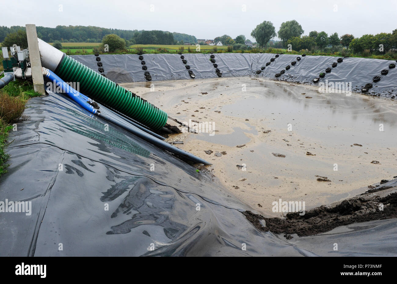 Deutschland, Biogasanlage und Gülle Teich von Milch Kuh Bauernhof Stockfoto