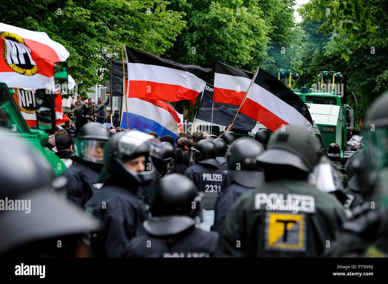 Deutschland, Kundgebung der Nazis und rechtsextreme Gruppen mit Fahnen der rechtsextremen NPD in Hamburg, begleitet von der Polizei zu Auseinandersetzungen mit linken anti-Demonstranten vermeiden Stockfoto