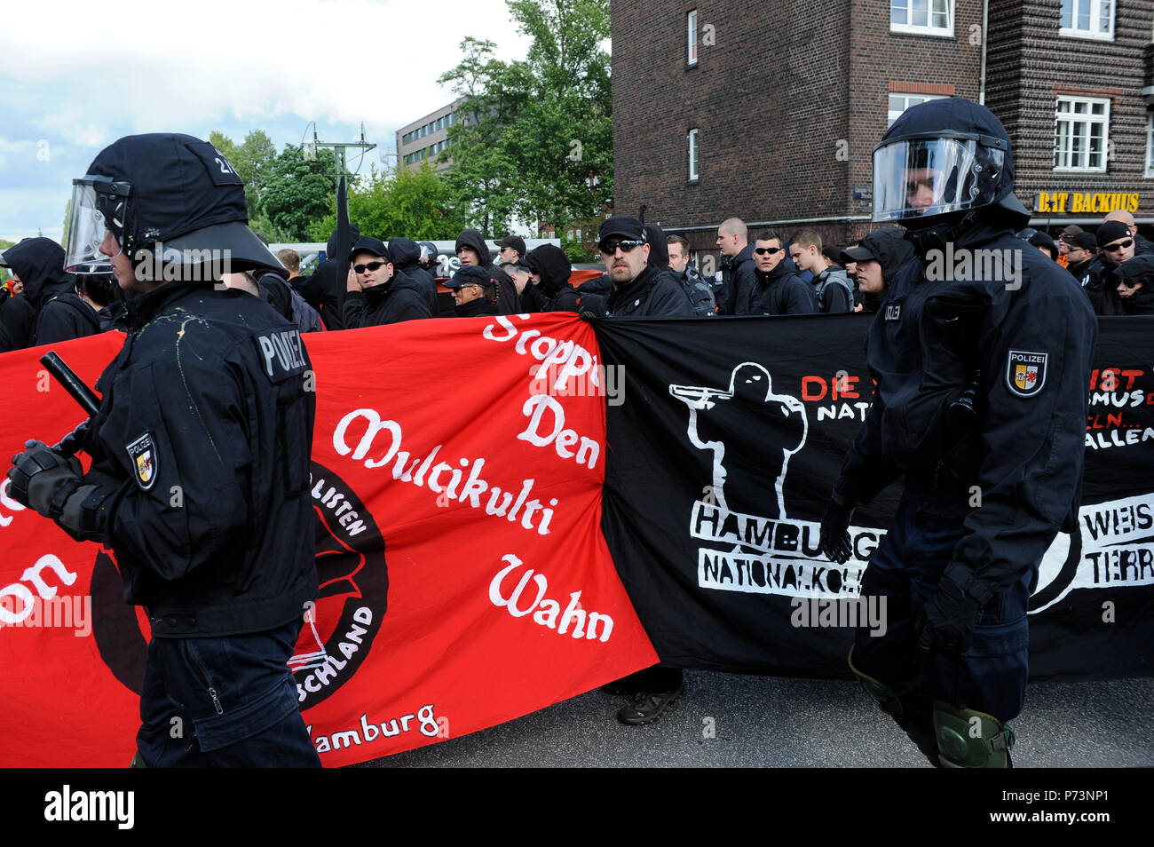 Deutschland, Kundgebung der Nazis und rechtsextreme Gruppen in Hamburg, mit Fahne stoppen Sie den Multi-Kultur, die von der Polizei eskortiert Stockfoto