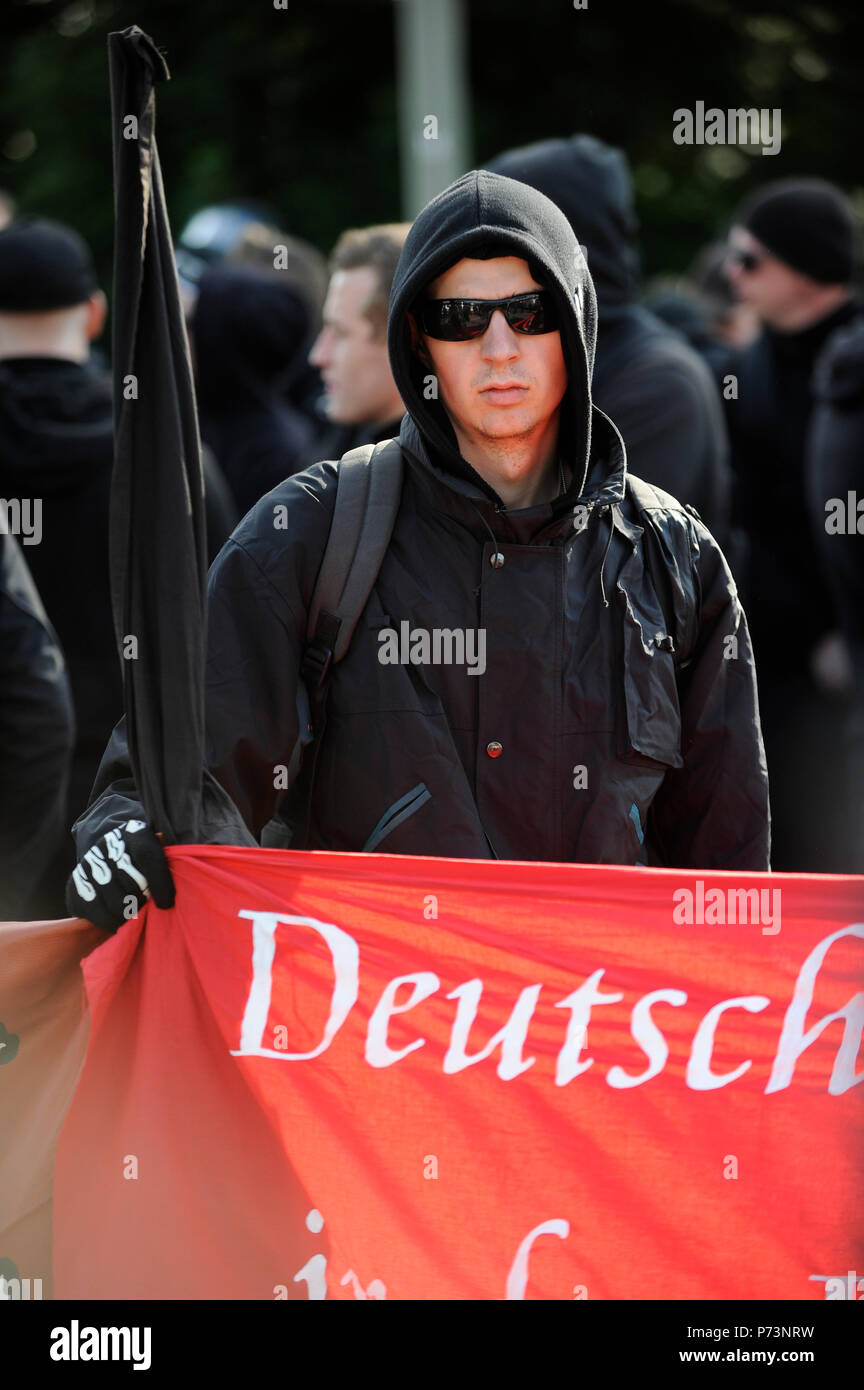 Deutschland, Kundgebung der Nazis und rechtsextreme Gruppen in Hamburg, mummed Demonstrant mit Banner mit dem Wort "Deutsch - Deutsch Stockfoto