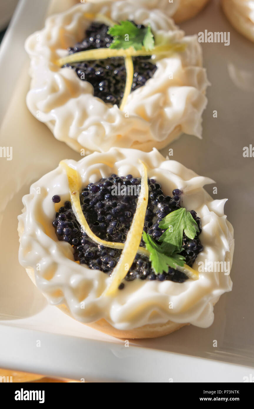 Kanapees mit schwarzen Kaviar Stockfoto