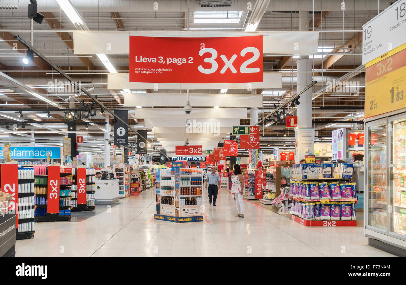 Drei für zwei Angebot registrieren im Supermarkt Carrefour in Spanien Stockfoto