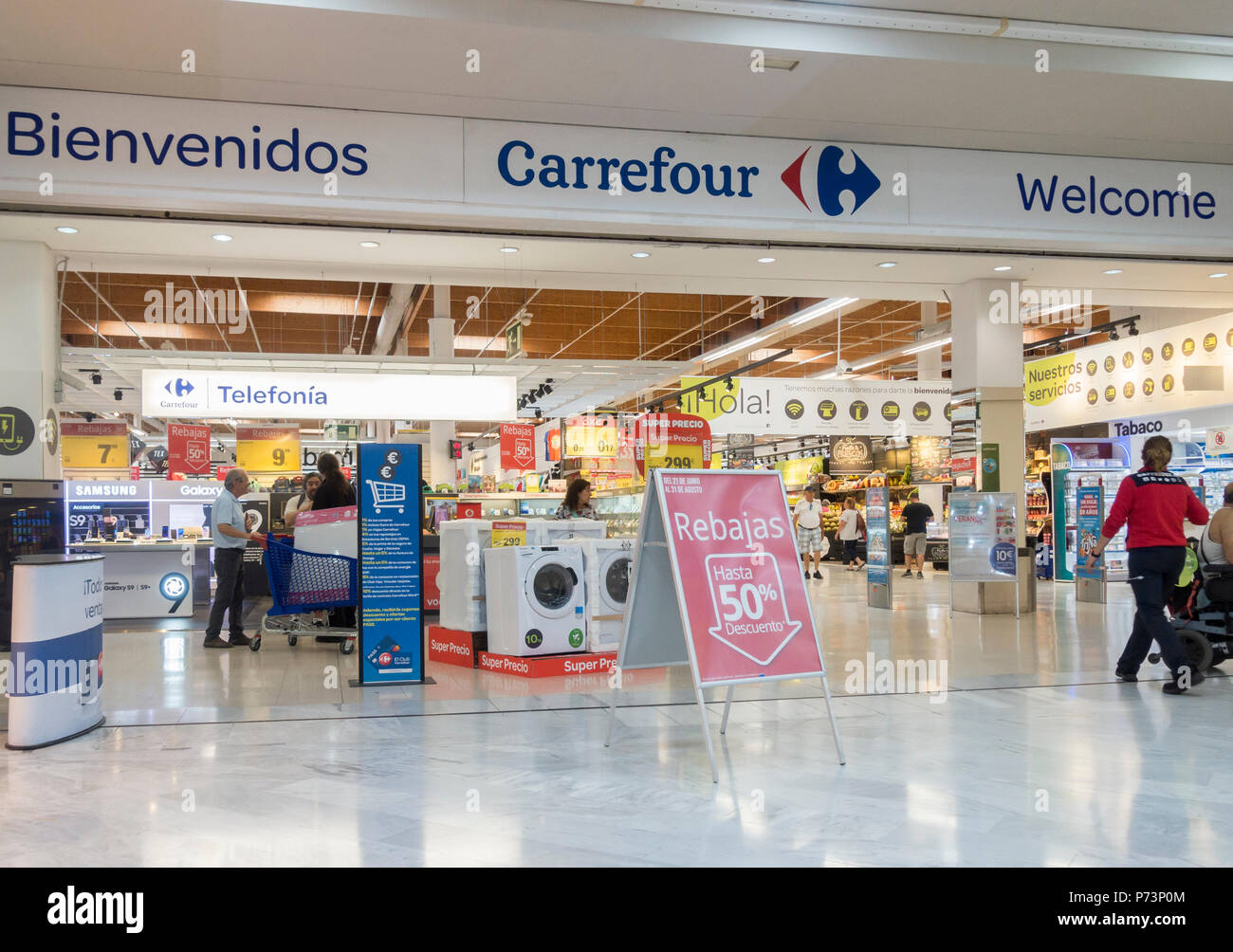 Carrefour Supermarkt Eingang in Spanien Stockfoto