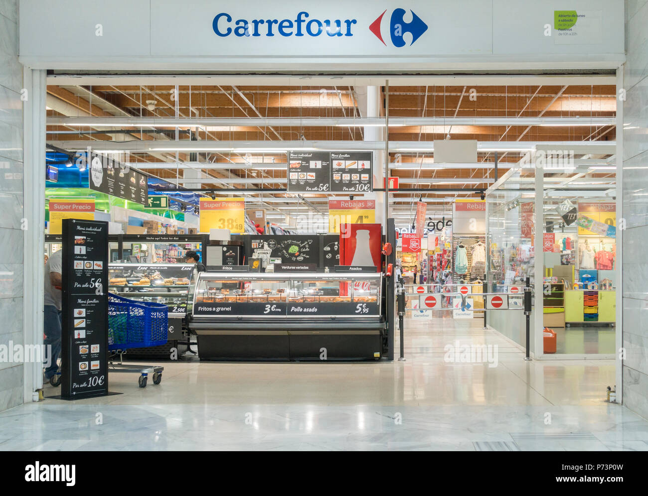 Carrefour Supermarkt Eingang in Spanien Stockfoto
