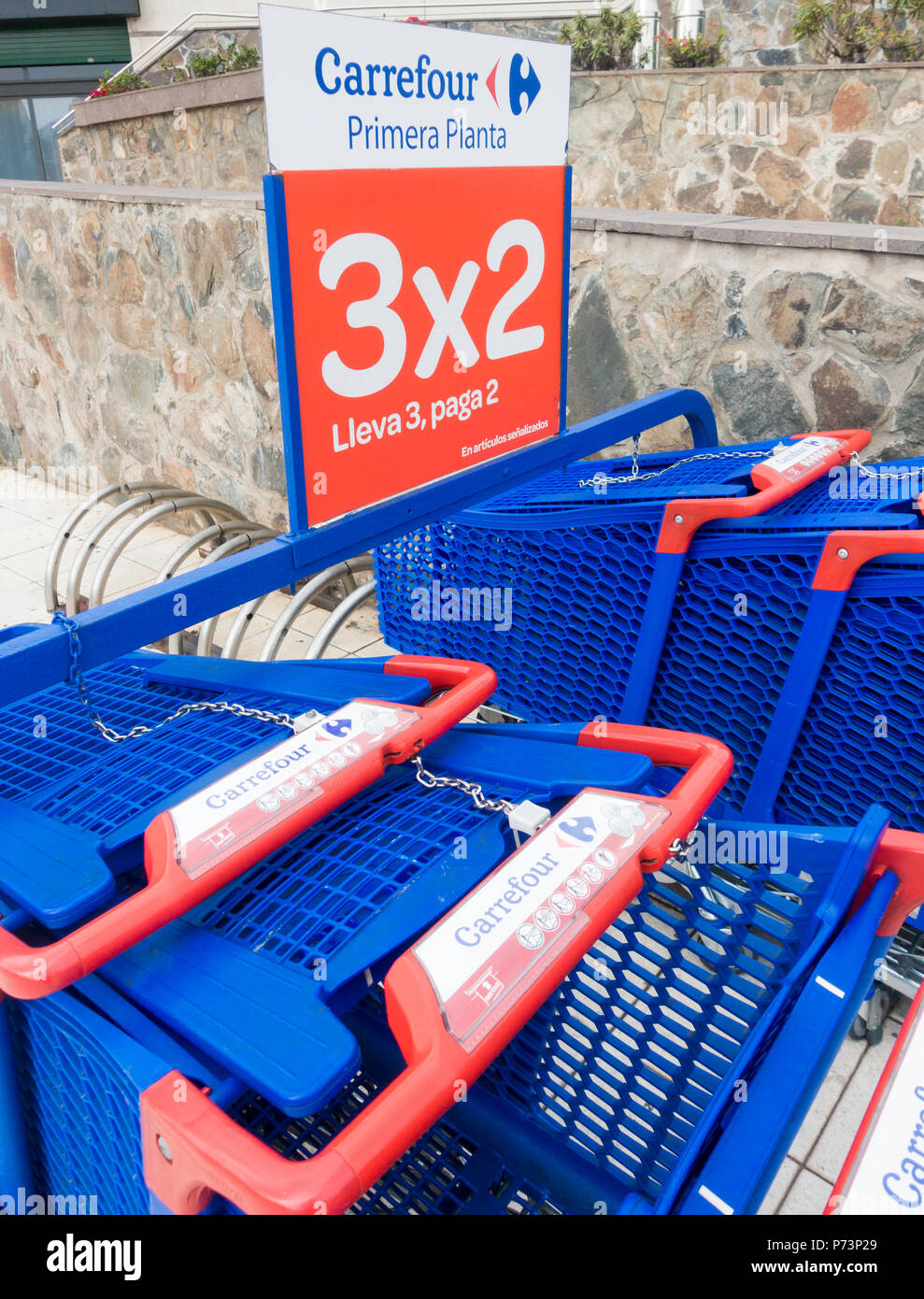 Carrefour Supermarkt Einkaufswagen in Spanien Stockfoto