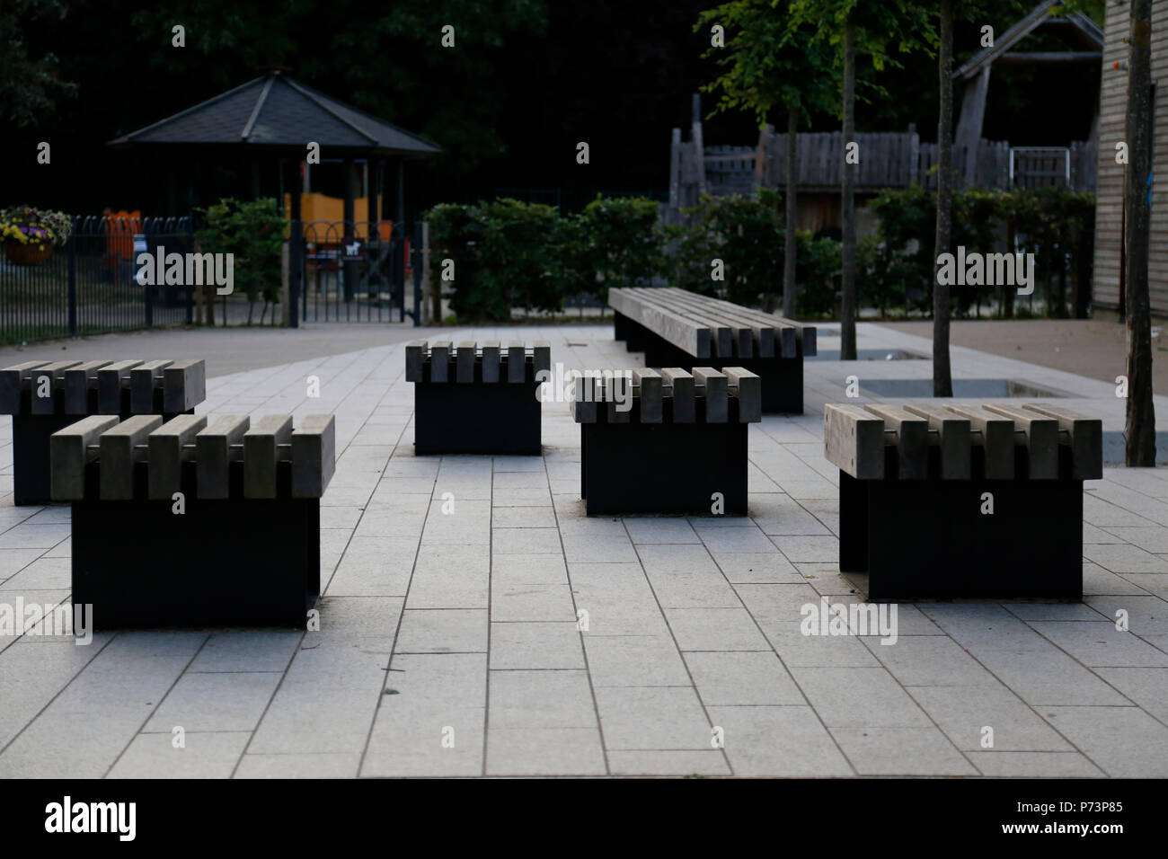 Parkbänke mit Spielplatz Stockfoto