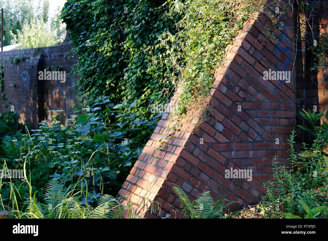 Brick Wall Unterstützung mit Efeu Stockfoto