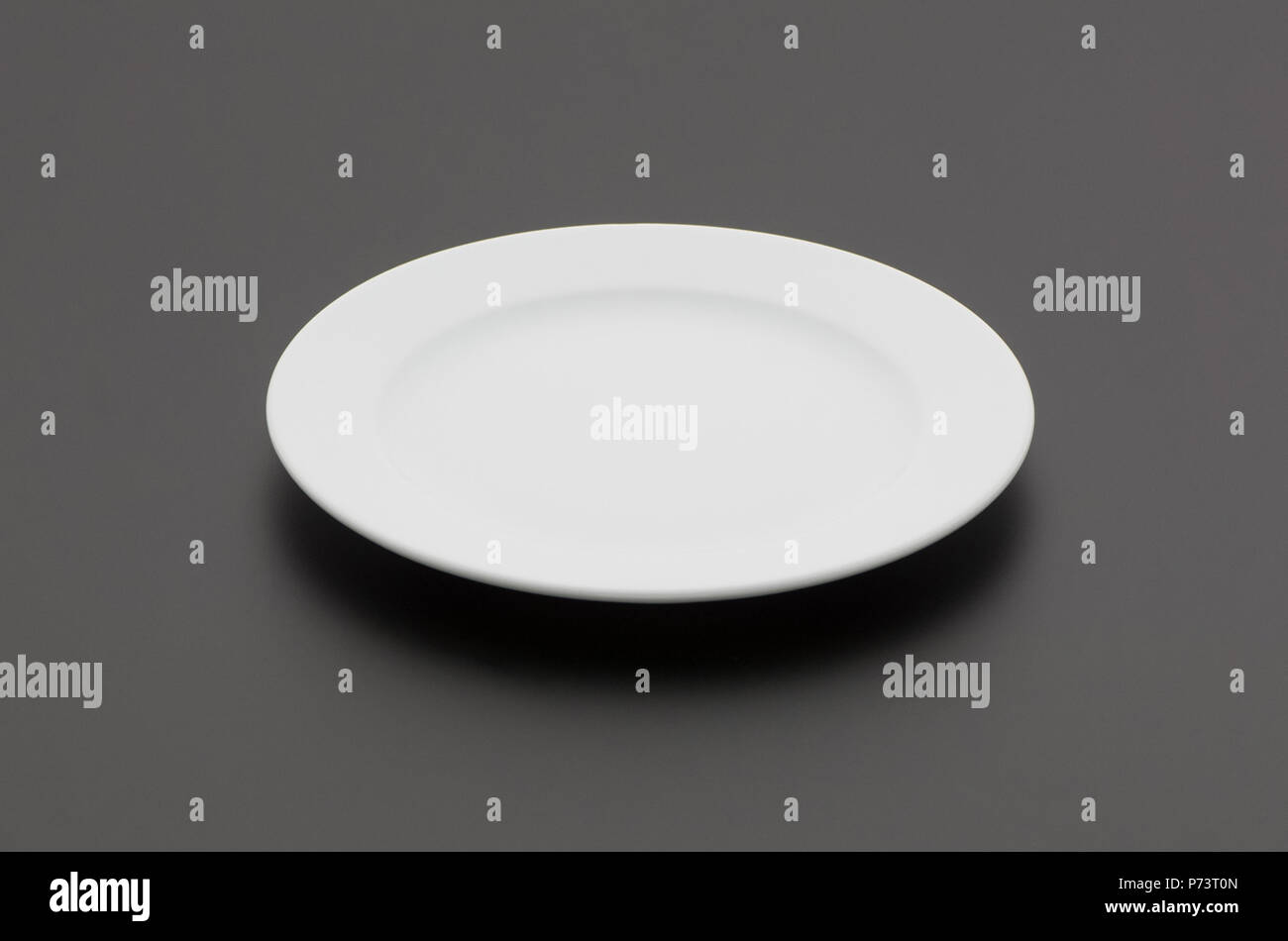 Keramik Küche Platte auf schwarzem Hintergrund Stockfoto