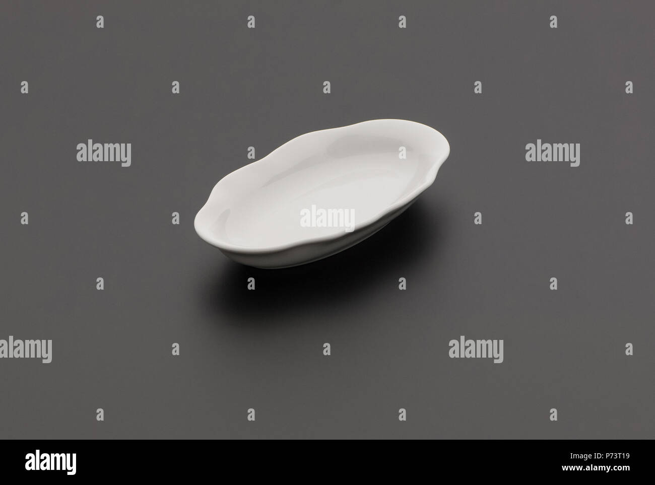Keramik Küche Salatschüssel auf schwarzem Hintergrund Stockfoto