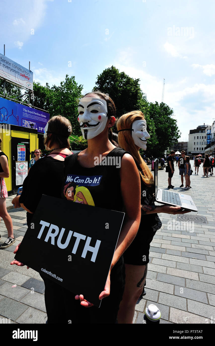 Anonyme stillen Protest in Brighton, englische Küstenstadt Brighton & Hove, East Sussex, England, Großbritannien Stockfoto