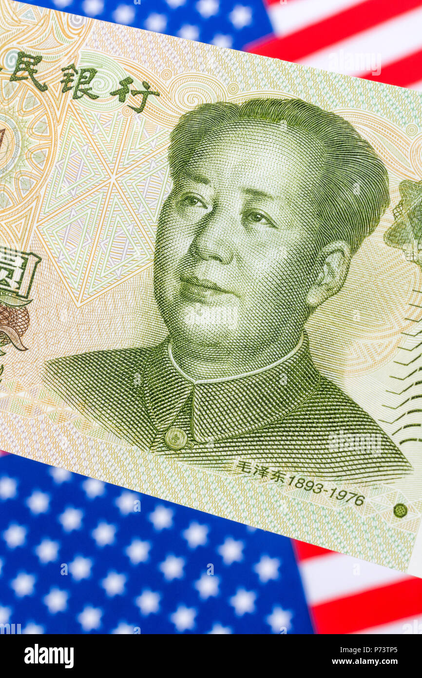 US Flag/Sterne und Streifen mit 1 Yuan Banknote - Metapher US-China trade Krieg/Handelsstreit/Trumpf Stahltarife, Chinesischer Renminbi Yuan Schwäche. Stockfoto