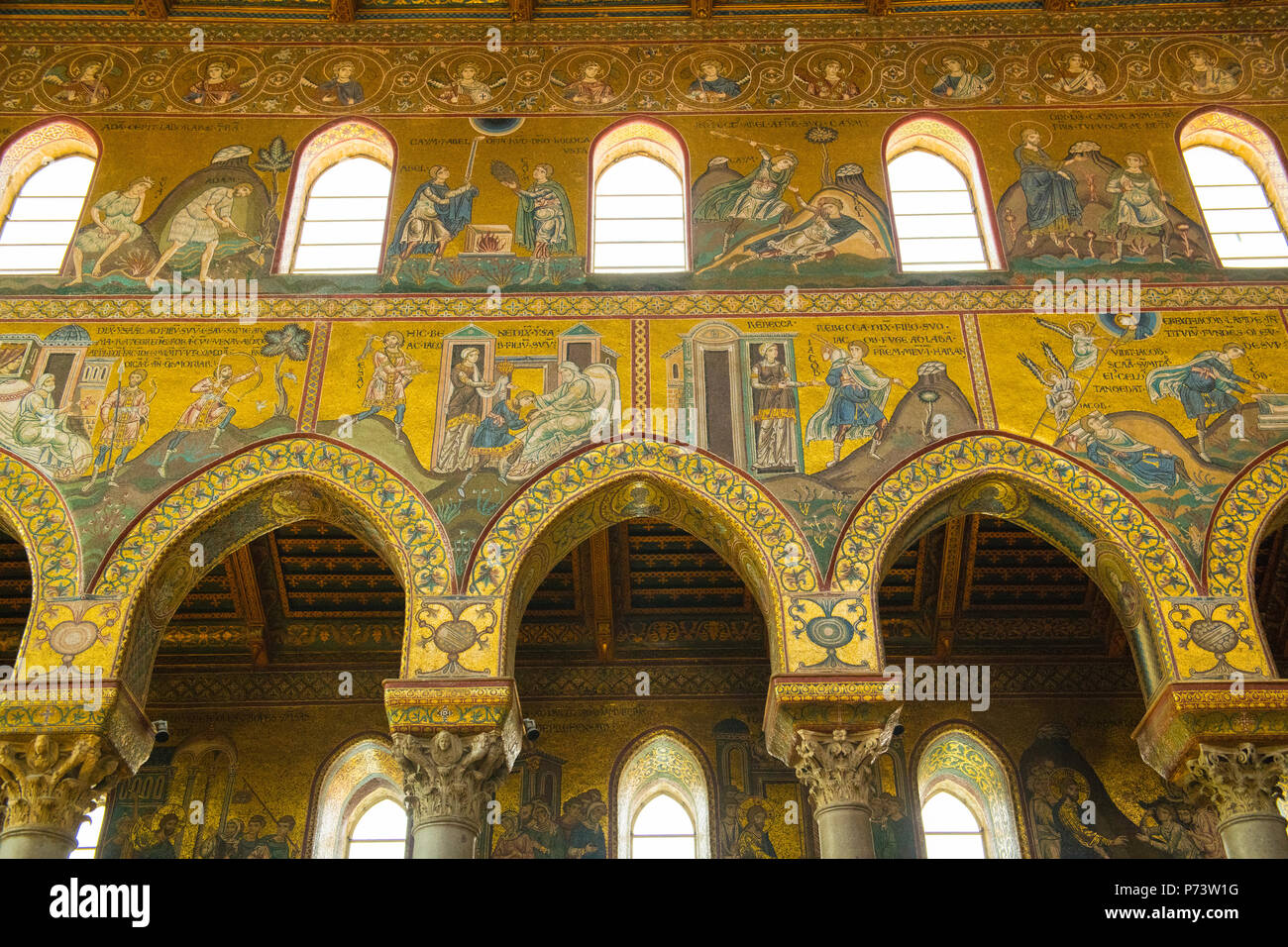 Italien Sizilien Arabischen normannische Kathedrale Duomo di Monreale erbaut 1172 - 1189 von König Wilhelm II. reines Gold Mosaik oben an der Wand Bögen Figuren Szenen Stockfoto