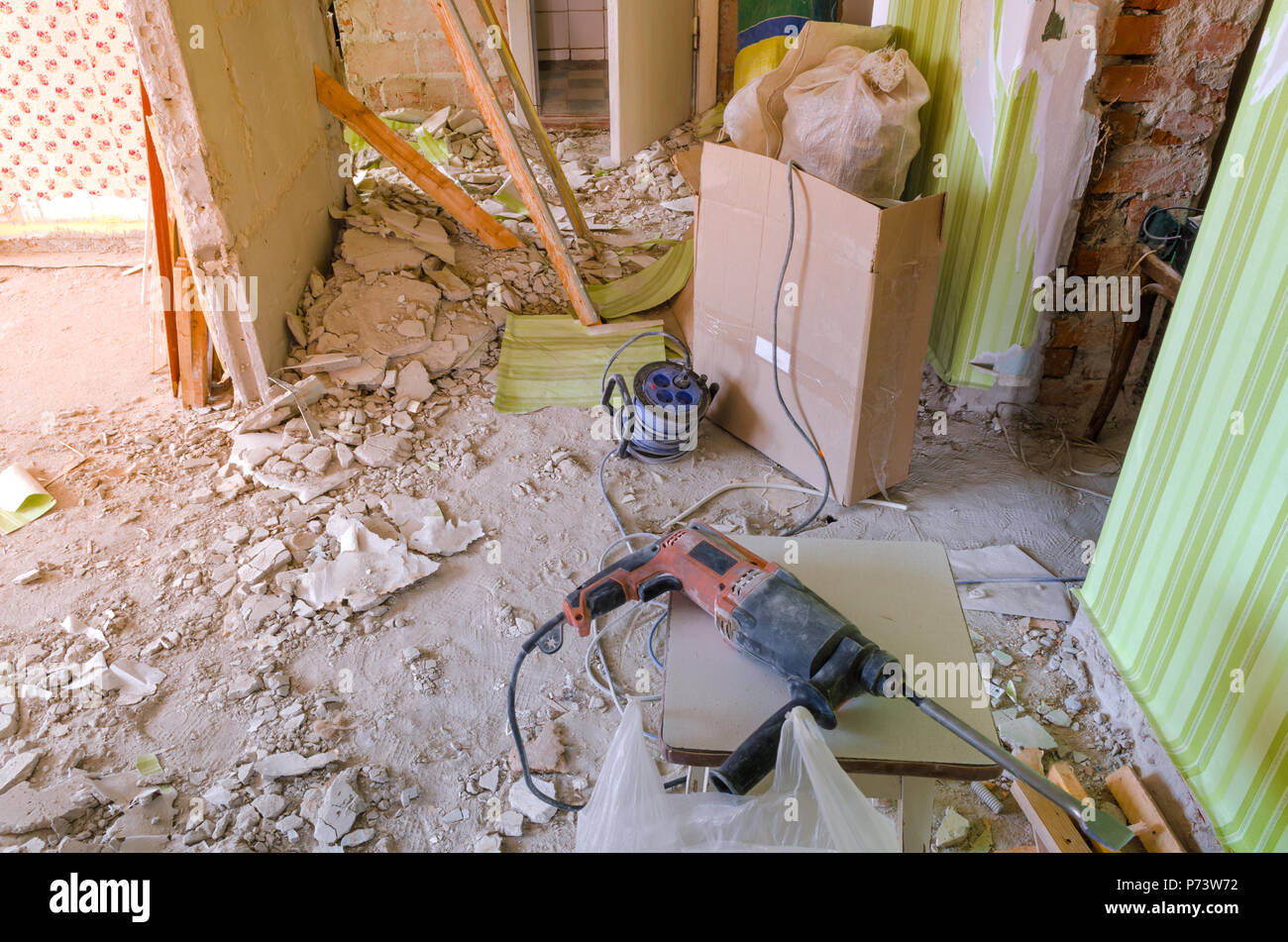 Bohren Sie auf der schmutzigen und staubigen Boden in einem Haus im Bau. Stockfoto