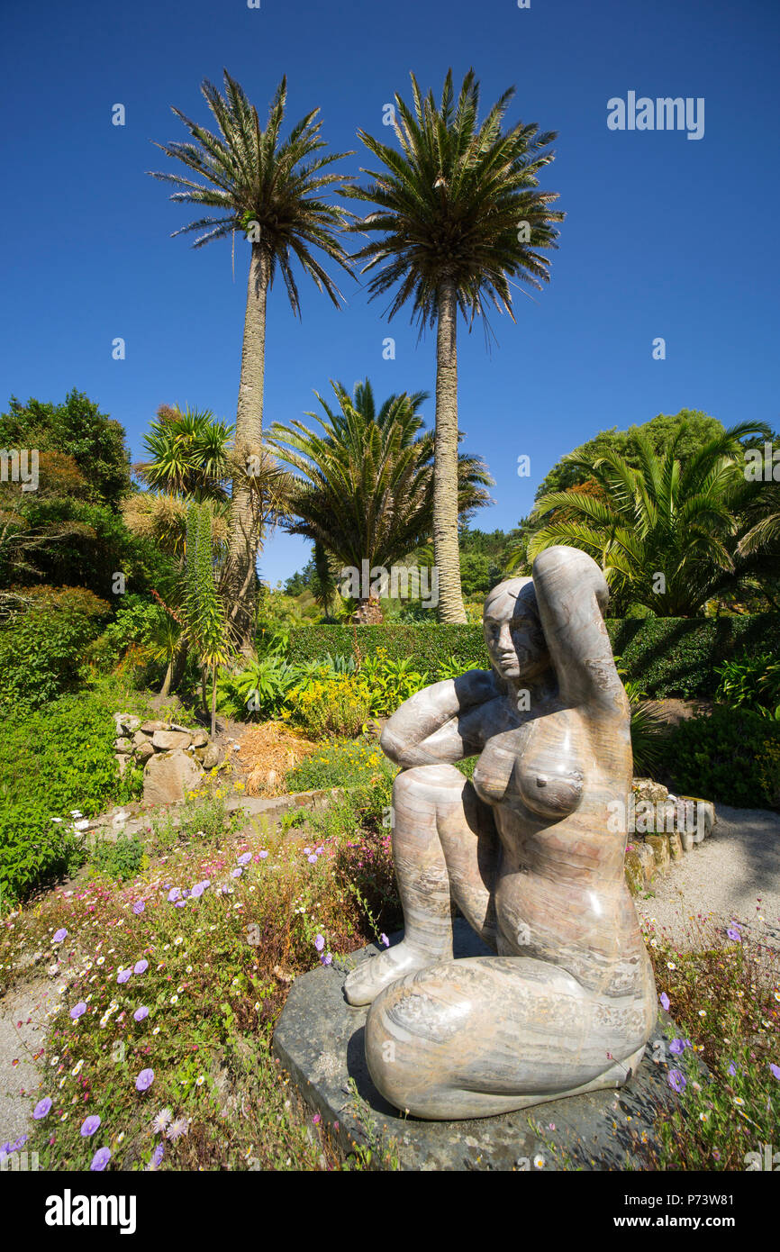 Abbey Gardens Gaia Skulptur und Palmen, Tresco Scilly-inseln, Cornwall, England, Großbritannien Stockfoto