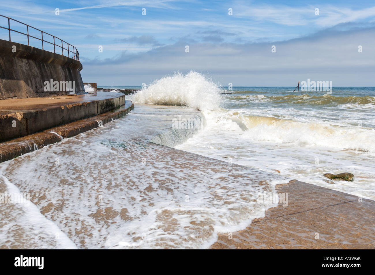 Wellen Bremsen über Meer Wänden in Mundesley Norfolk, England Stockfoto