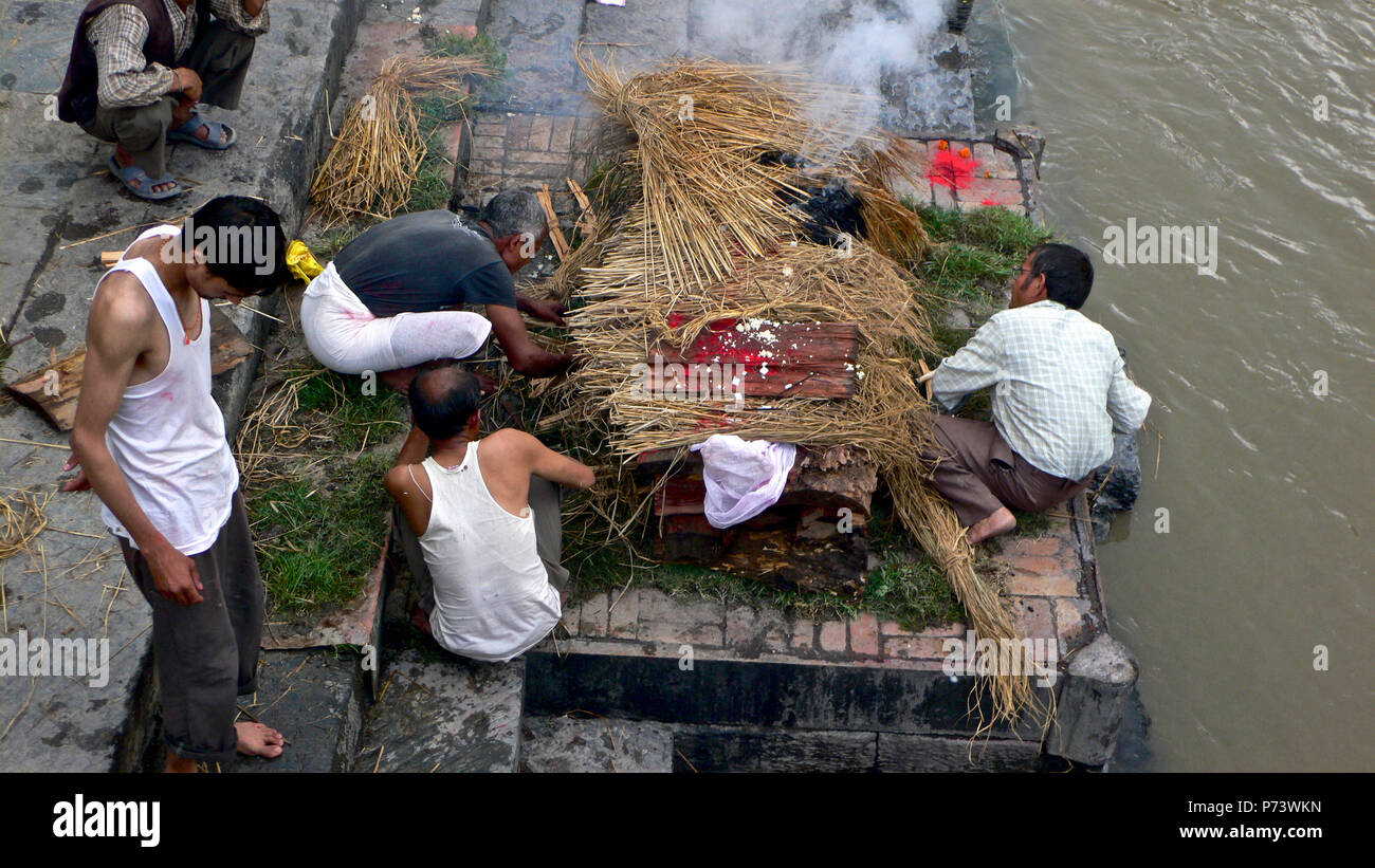 Die einäscherung an Pasthupatinah Tempel, Kathmandu Stockfoto