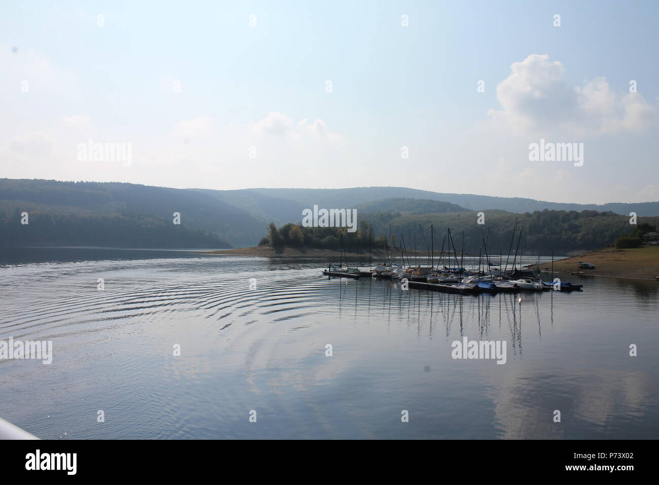 Auf dem Bild können Sie die ruhige See mit einem kleinen Hafen und Boote. Stockfoto