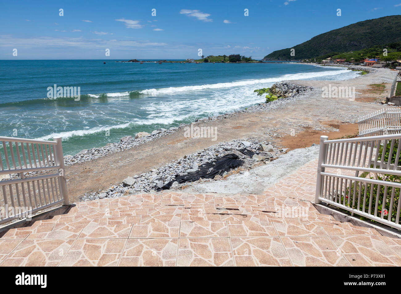 Florianopolis, Santa Catarina, Brasilien. Straße durch die Wellen des Meeres zerstört neben dem Strand. Auswirkungen des steigenden Meeresspiegels. Stockfoto