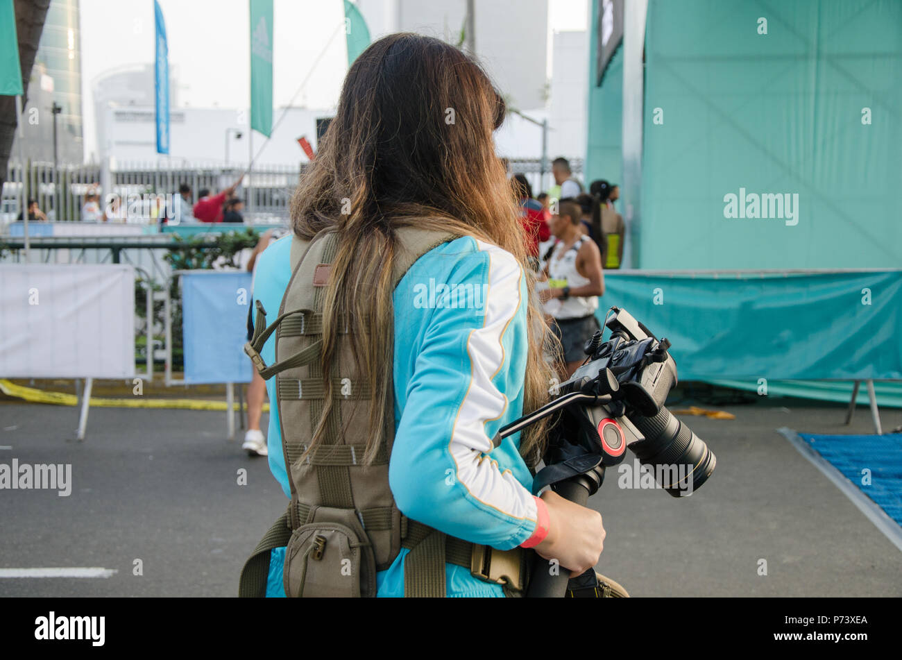 Junge weibliche Sportfotograf bereit Bilder der Marathon zu nehmen Stockfoto