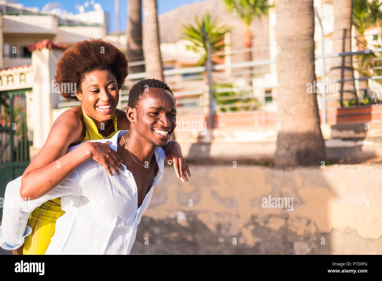 Schöne junge afrikanische Race Paar genießen und gemeinsam Spaß haben im Sommer Tag der Ferienhäuser. glücklich Leben mit Liebe und Freundschaft für schwarze Mann Stockfoto