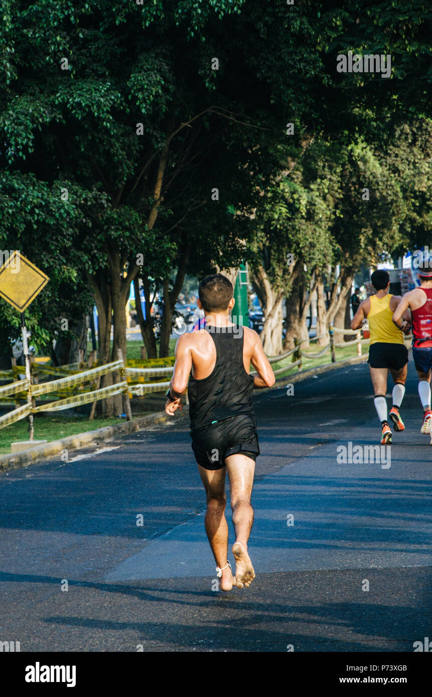 Barfuß Läufer auf der Straße Schiene im Marathon Stockfoto