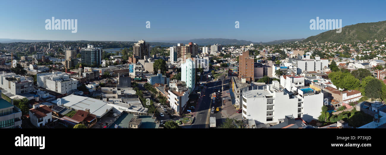 Villa Carlos Paz, Cordoba, Argentinien - 2018: Panoramablick über die Stadt, mit Bergen und San Roque See im Hintergrund. Stockfoto