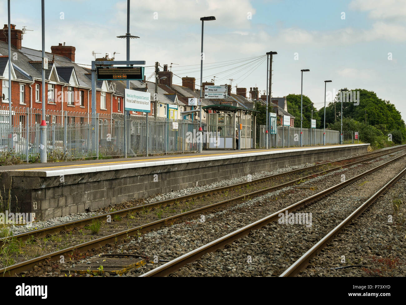 Eine leere Plattform 1 Rhoose Cardiff International Airport Bahnhof nach einem Zug ist abgefahren Stockfoto