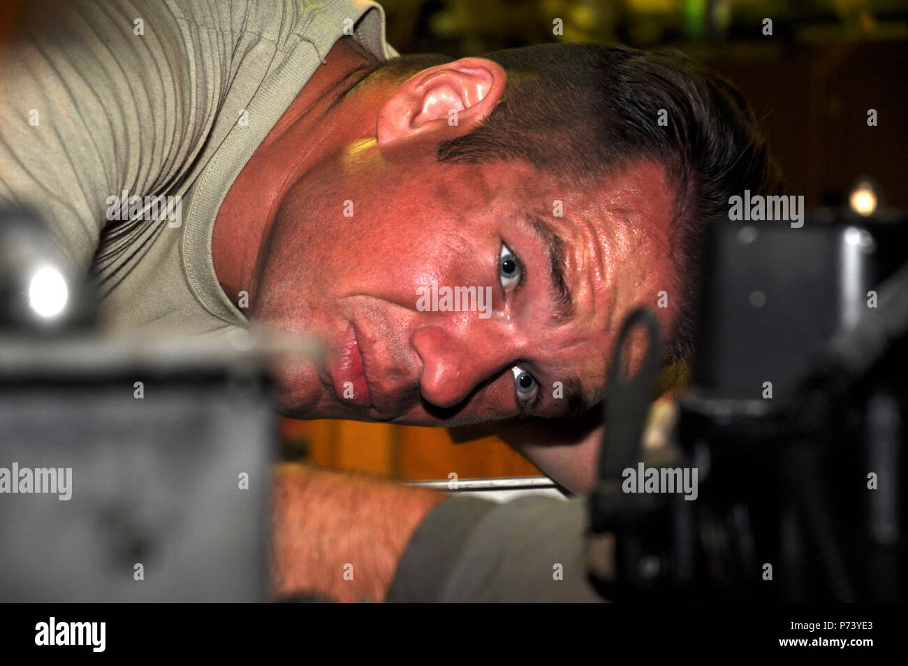 Staff Sergeant Jordanien LeMay, die 386 Expeditionary Bauingenieur Squadron NCO verantwortlich für leichten Karren, kontrolliert die Schrauben am Auspuffkrümmer auf einem Licht Warenkorb für Schäden, nach dem Ausbau der Krümmer an der 386 ECES Power Produktion Mittwoch, 17. Mai 2017. Wenn die ausgebauten Teile noch einsatzfähig sind, können Sie auf klicken Sie auf andere leichte Karren in der Zukunft verwendet werden. Stockfoto