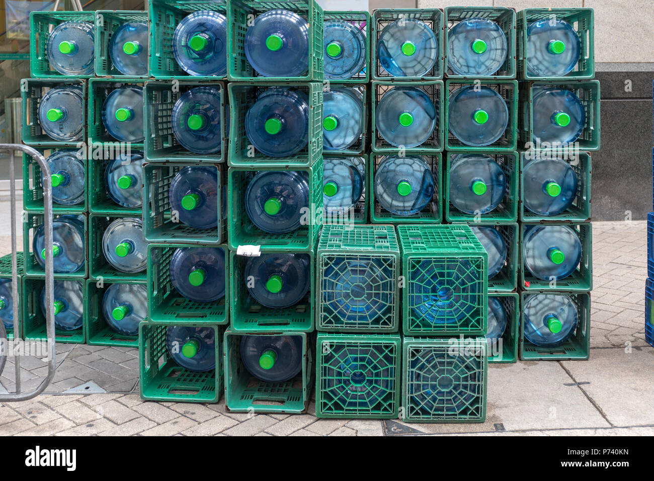 Große Stapel von gefiltertem Wasser in Flaschen Lieferung Stockfoto