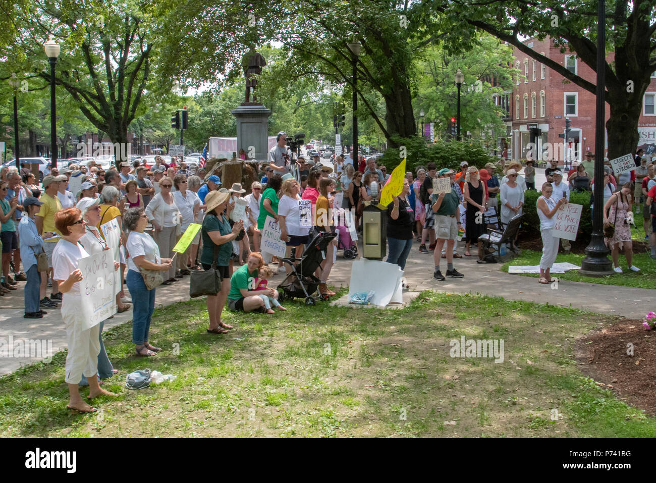 KEENE, NEW HAMPSHIRE/USA - 30. Juni 2018: Demonstranten halten Schilder auf einer Kundgebung gegen die Einwanderungspolitik der Trumpf-Verwaltung. Stockfoto