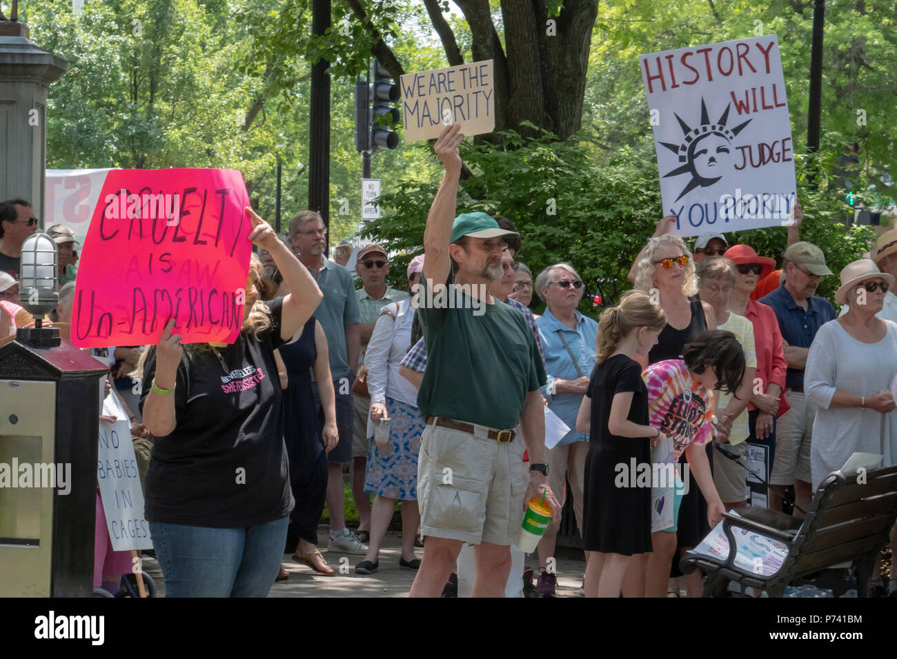 KEENE, NEW HAMPSHIRE/USA - 30. Juni 2018: Demonstranten halten Schilder auf einer Kundgebung gegen die Einwanderungspolitik der Trumpf-Verwaltung. Stockfoto