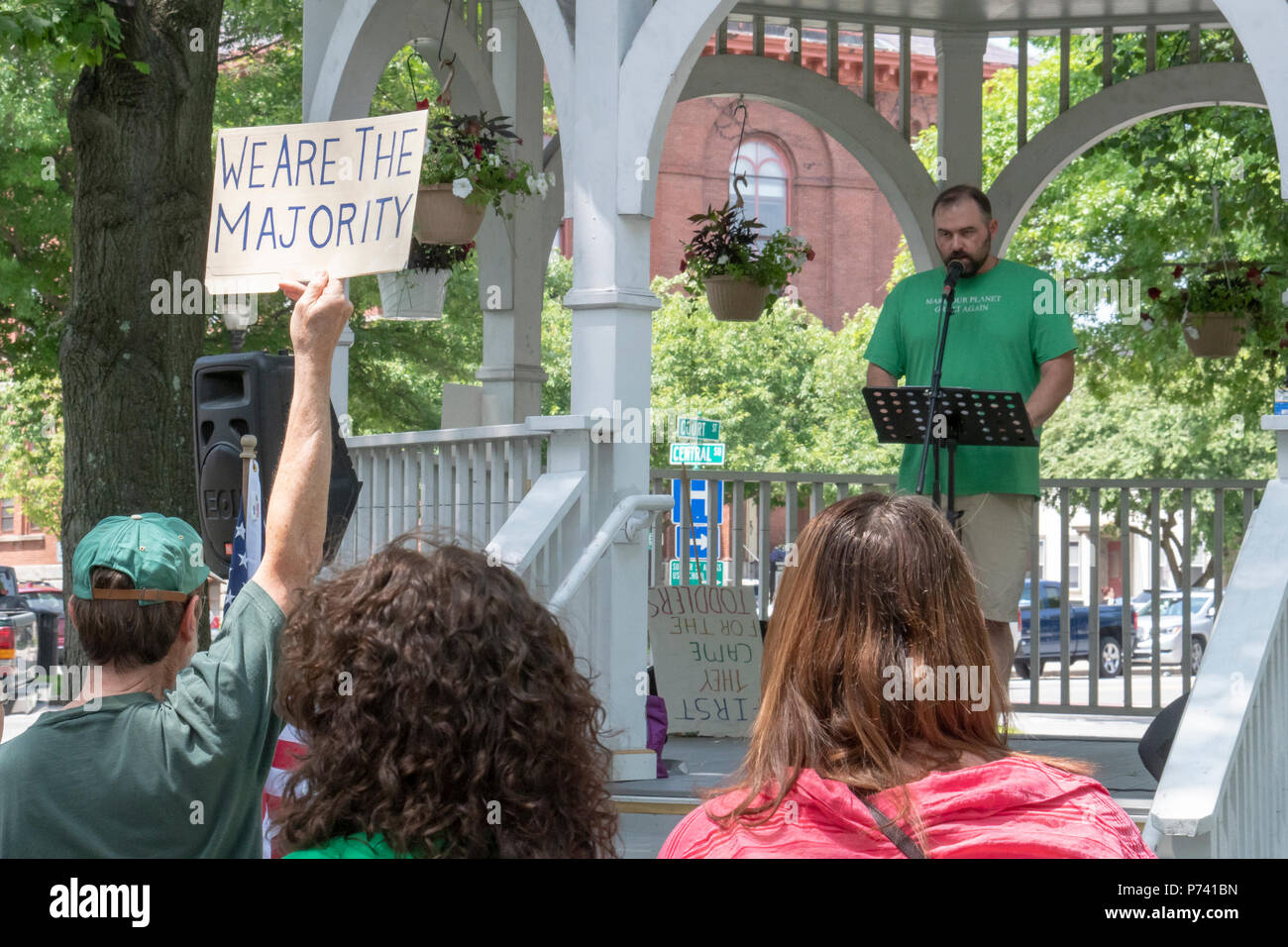 KEENE, NEW HAMPSHIRE/USA - 30. Juni 2018: Demonstranten halten Schilder auf einer Kundgebung gegen die Einwanderungspolitik der Trumpf-Verwaltung. Stockfoto