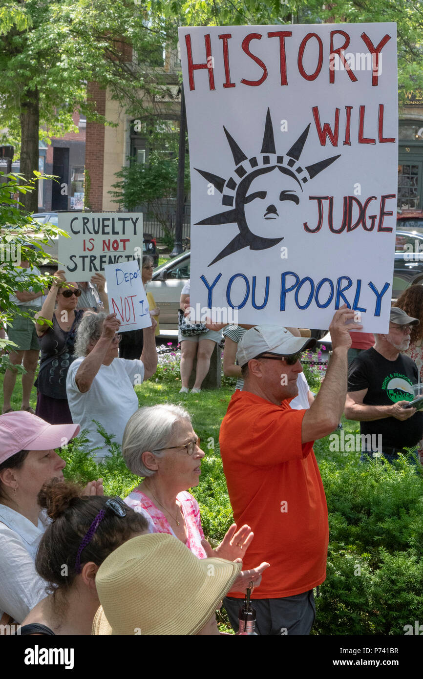 KEENE, NEW HAMPSHIRE/USA - 30. Juni 2018: Demonstranten halten Schilder auf einer Kundgebung gegen die Einwanderungspolitik der Trumpf-Verwaltung. Stockfoto