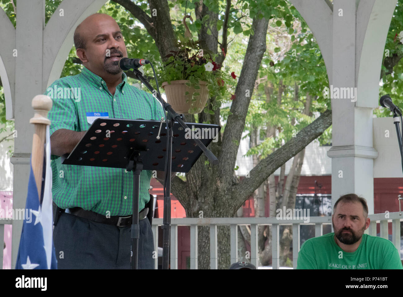 KEENE, NEW HAMPSHIRE/USA - 30. Juni 2018: Mohammad Saleh von Keene spricht bei einer Familien gehören zusammen Rallye organisiert die Einwanderung Polizeiaufgebot zu protestieren Stockfoto