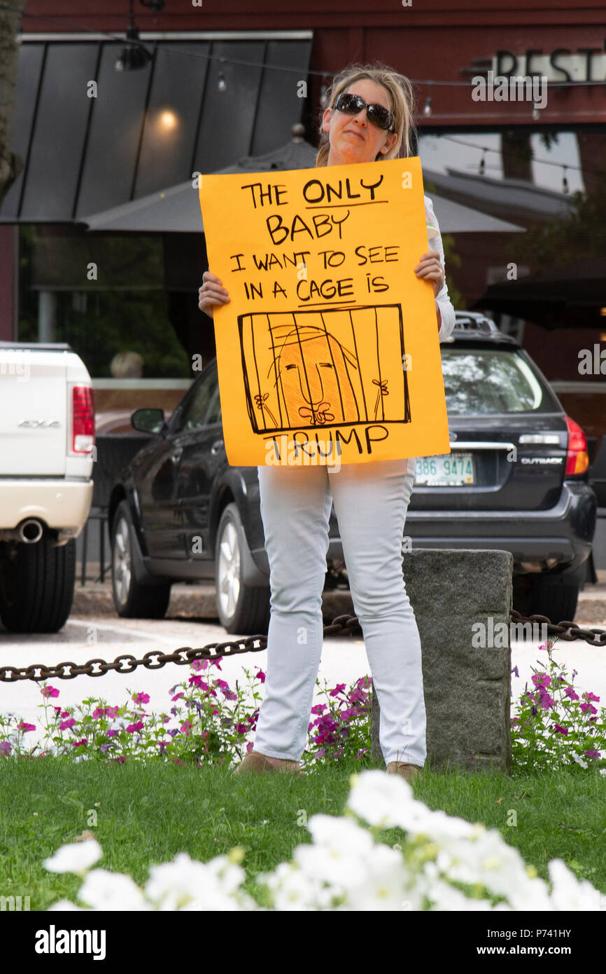 KEENE, NEW HAMPSHIRE/USA - 30. Juni 2018: Ein unbekannter Demonstrant auf einer Kundgebung gegen die Einwanderungspolitik der Trumpf-Verwaltung. Stockfoto