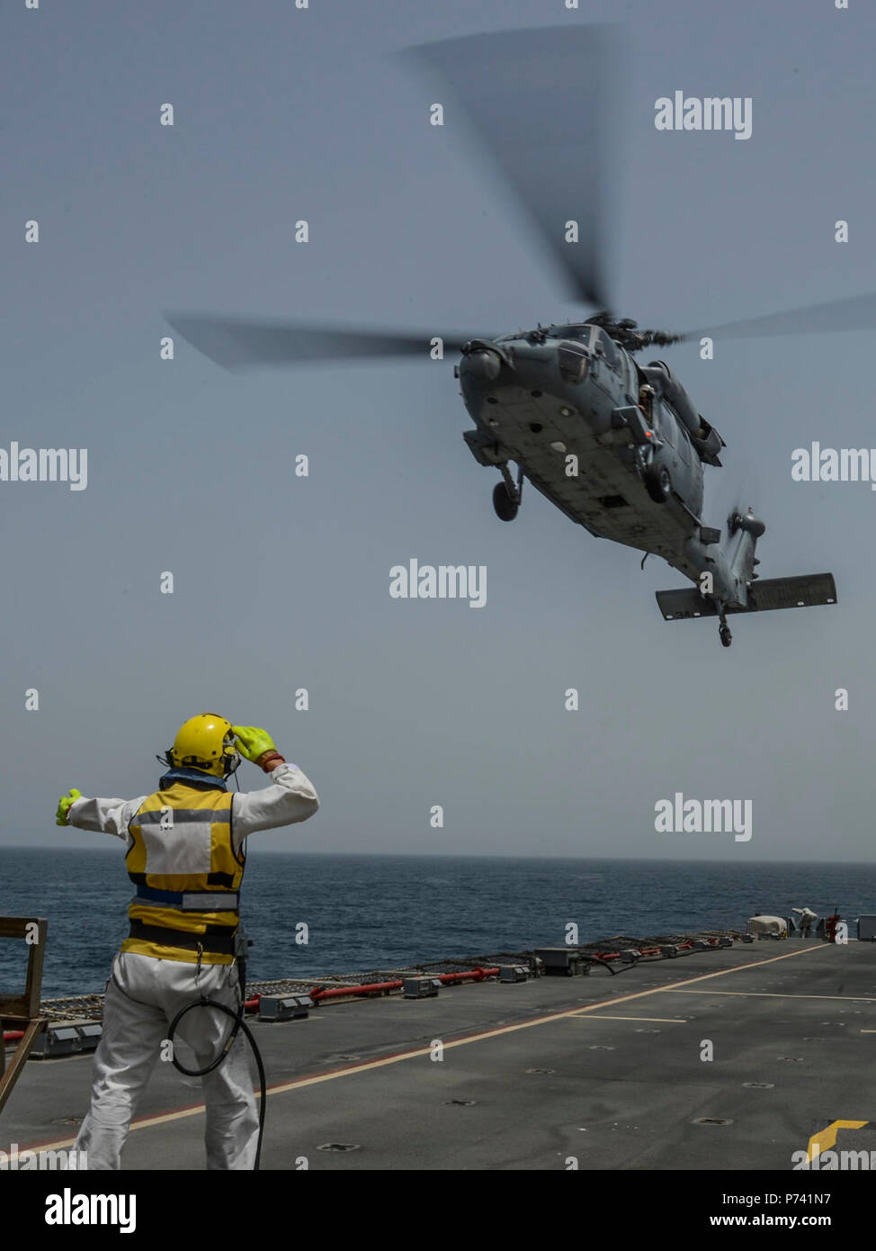 5 FLOTTE VERANTWORTUNGSBEREICH (15. Mai 2013) Schiffe Warrant Officer Steve Cooper Signale an ein SH-60 Sea Hawk Hubschrauber Hubschrauber Meer Combat Squadron (HSC) 26 zugewiesen, während der flugbetrieb an Bord der Royal Fleet Auxiliary amphibisches Schiff RFA Cardigan Bay (L 3009) als Teil eines Pkw transfer während der Internationalen Mine Gegenmaßnahmen Übung (IMCMEX) 2013. IMCMEX 13 enthält die Seestreitkräfte aus mehr als 40 Ländern, deren Schwerpunkt ist die regionale Sicherheit durch meine Gegenmaßnahmen arbeiten in den USA 5 Flotte Verantwortungsbereich zu fördern. Stockfoto
