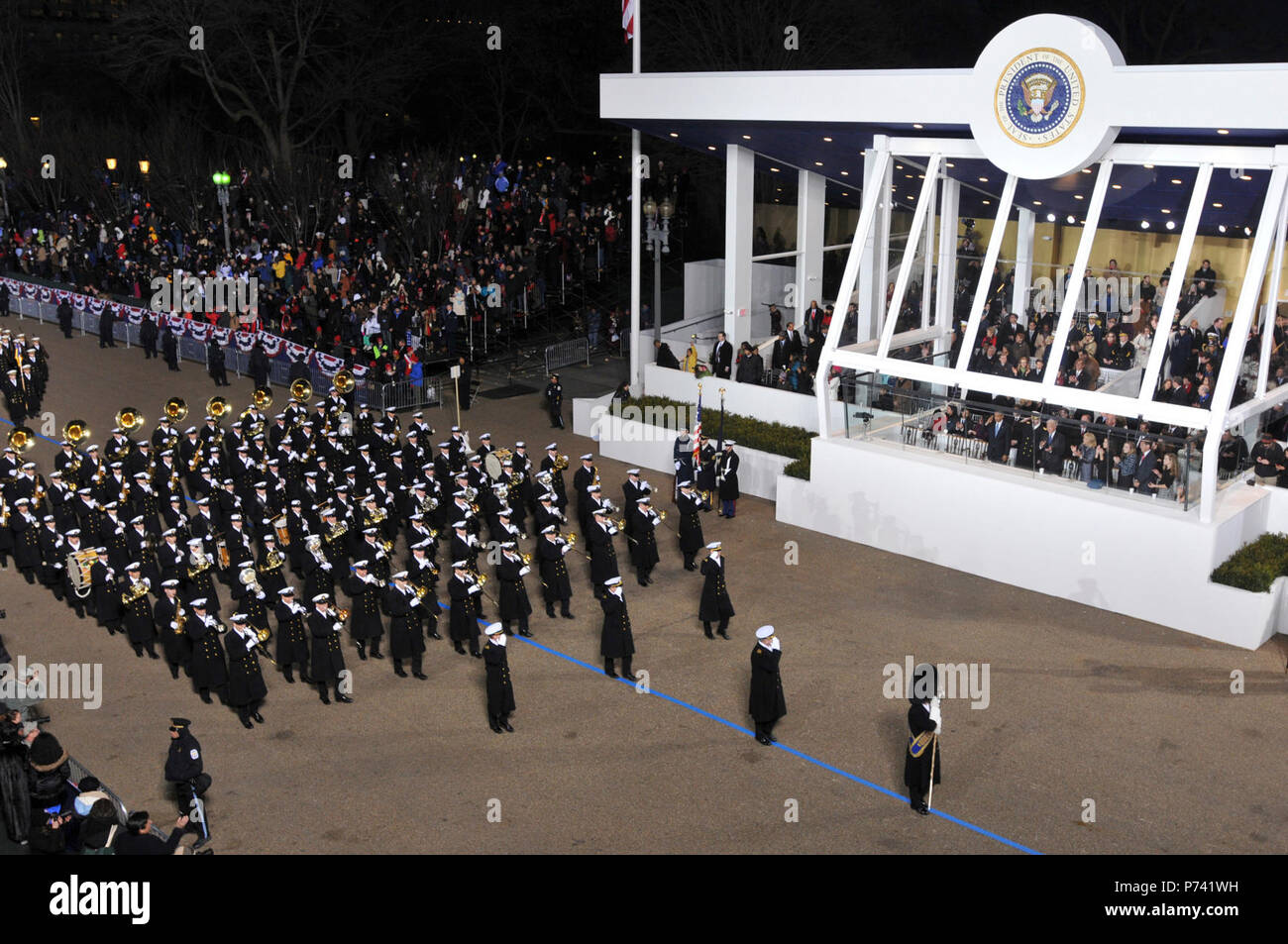 Die US-Marine Band begrüßt US-Präsident Barack Obama, wie er die Präsidentschaftswahl Überprüfung stand während der 57Th Presidential Inaugural Parade in Washington, D.C., Jan. 21, 2013. Militärische Engagement in der amtsantretung stammt aus dem 30. April 1789, als Mitglieder der US-Armee, lokalen Milizeinheiten und revolutionären Krieg Veteranen begleitet George Washington zu seiner ersten Eröffnung. Stockfoto