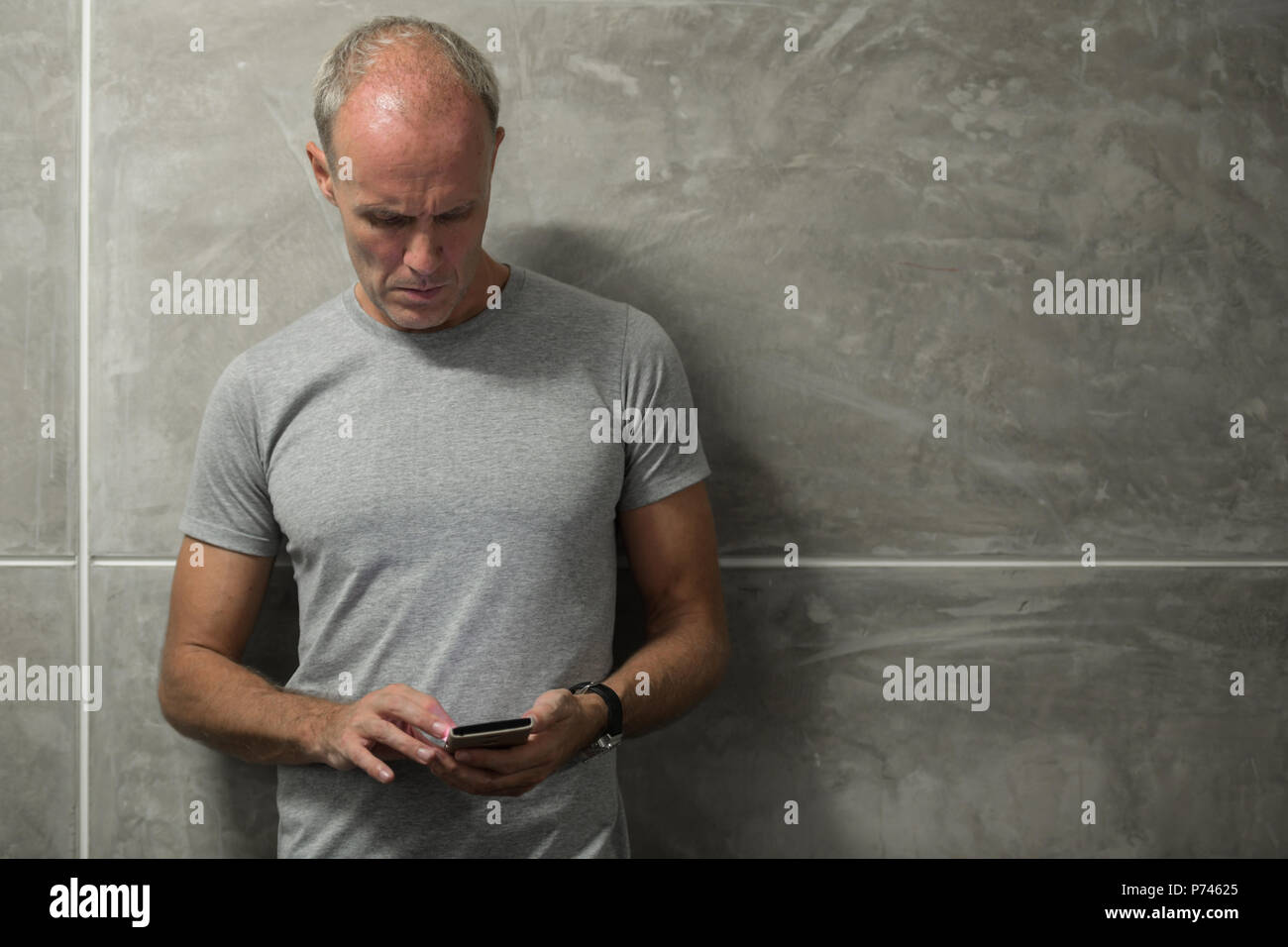 Reifen skandinavischen Mann Messaging mit Telefon Stockfoto